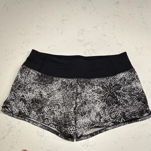 Lululemon Speed Up Black and White Floral Women's Shorts (6)